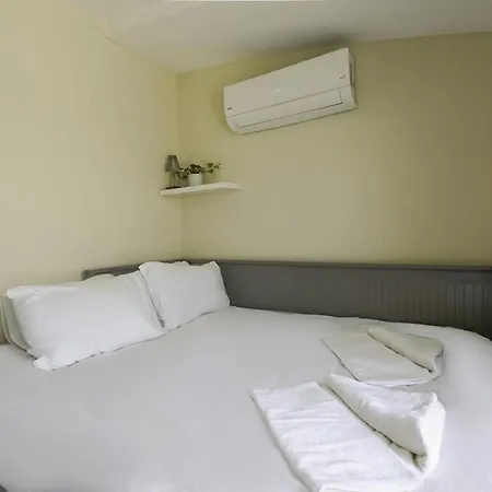 Flat W Shared Pool And Balcony 8 Min To * ベレキ