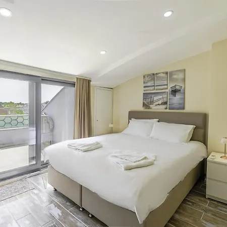 Flat W Shared Pool And Balcony 8 Min To *