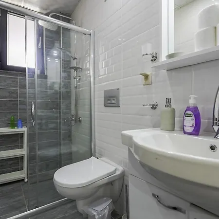Villa Flat W Shared Pool And Balcony 8 Min To